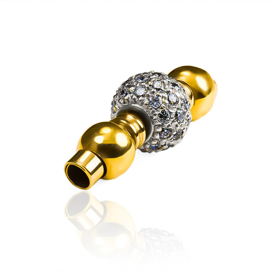 Este accesorio de gargantilla con una bola de fuego en oro 18K es la joya perfecta de Joyería Caracas. Con nuestra garantía de por vida, podrás lucir con elegancia y exclusividad esta pieza que evoca el fuego y su fuerza. Descubre la pasión en cada detalle.