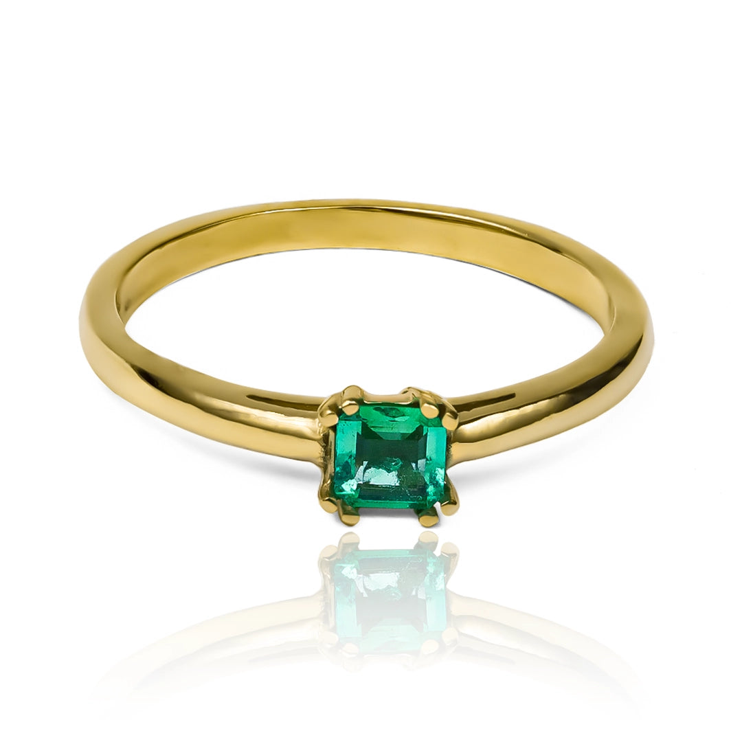 Anillo de compromiso "Bridge Emerald" es una pieza de Joyería Caracas. Elaborado con oro de 18 k, cuenta con un impresionante certificado de calidad y garantía de por vida. 