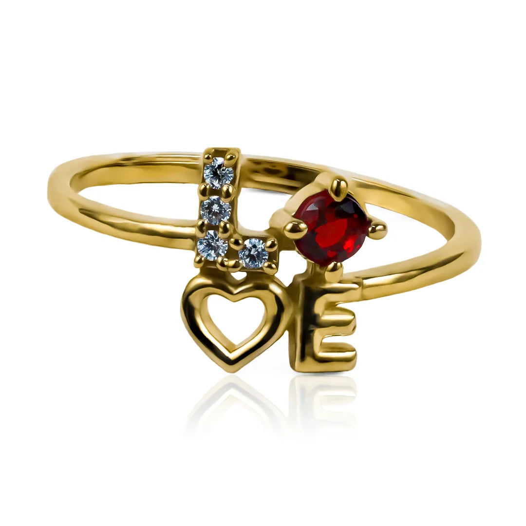 Este exquisito anillo en oro de 18 quilates celebra el amor en su forma más pura y elegante. El diseño presenta la palabra "LOVE" en una tipografía delicada y estilizada, donde la letra "O" se transforma en un encantador corazón, simbolizando la esencia de este sentimiento eterno. 