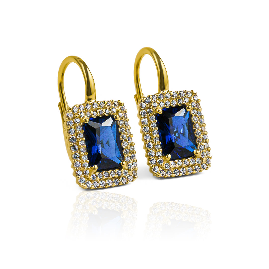 Los Aretes Blue lady rectangle son la elección perfecta para cualquier mujer elegante. Hechos con Oro 18K de la máxima calidad, estos aretes de la prestigiosa marca Joyería Caracas son una verdadera obra de arte. Con garantía para toda la vida, son más que una joya, son una inversión en estilo y sofisticación.