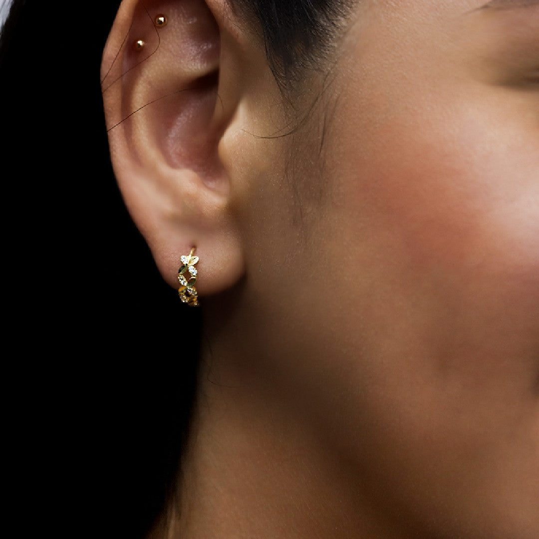 Los Aretes Candado flores I son una verdadera obra de arte en oro 18K de la exclusiva Joyería Caracas. Cada par viene con una garantía de por vida, asegurando su calidad y durabilidad. Eleva tu estilo con estas piezas únicas y elegantes.