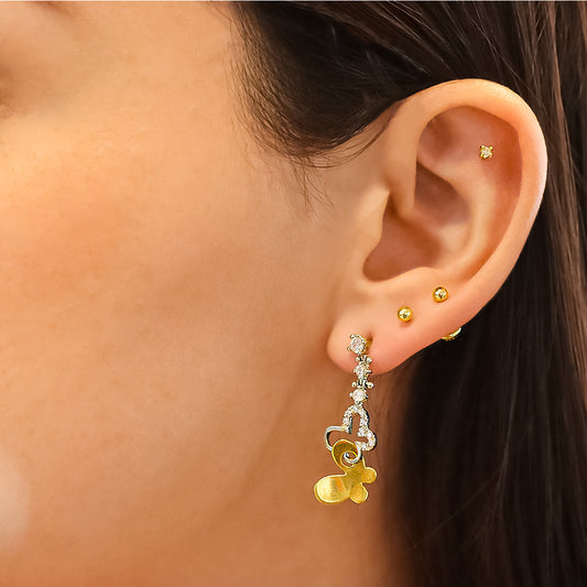 Luce una elegancia exclusiva con nuestros Aretes Efecto mariposa I de oro 18K de Joyería Caracas. Con garantía para toda la vida, estos aretes son verdaderamente duraderos, agregando un toque de sofisticación a cualquier conjunto. Haz una declaración de estilo con estos aretes inspirados en la belleza de las mariposas.