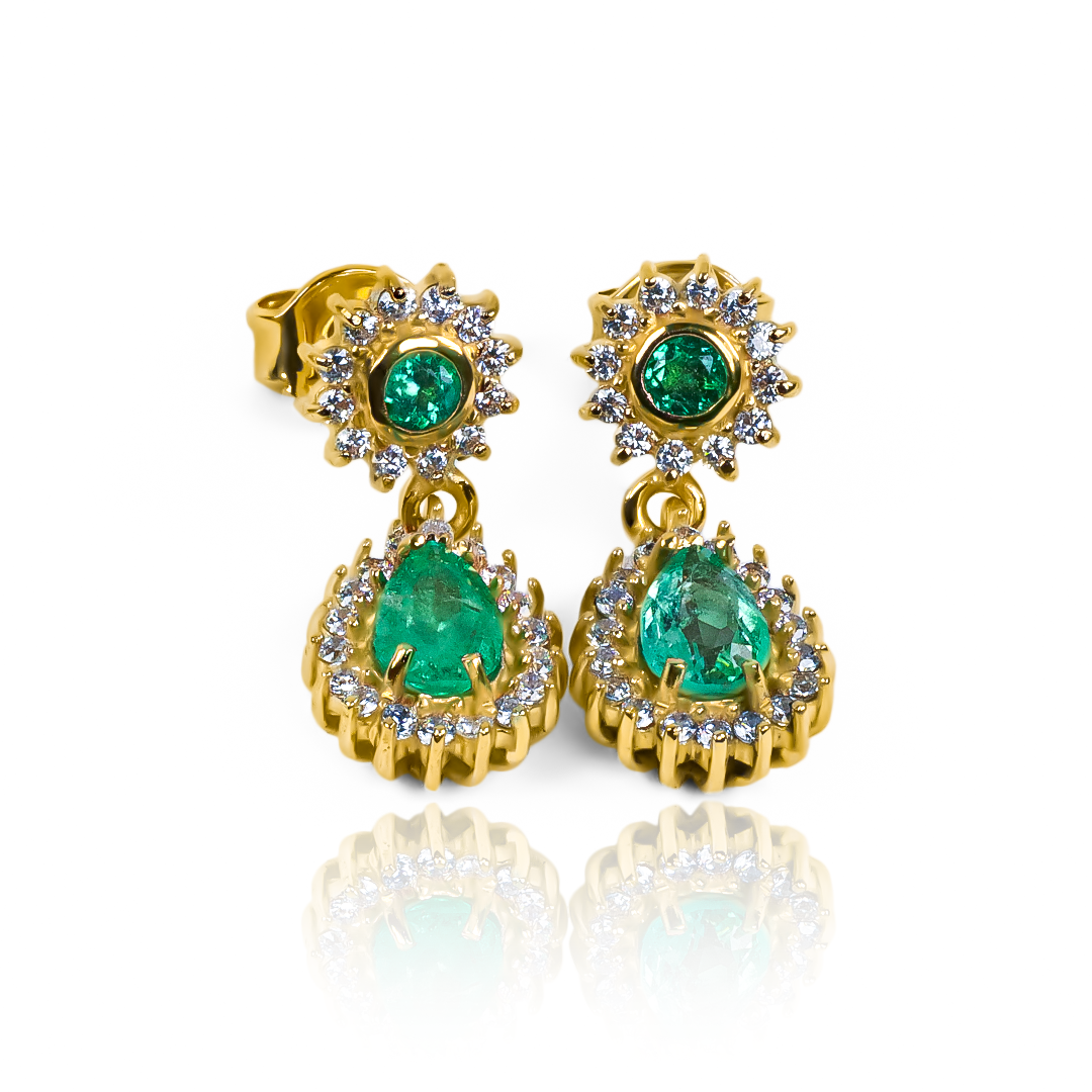 Los Aretes Emerald Drop (Pieza Única) son una muestra de la elegancia y exclusividad de la Joyería Caracas. Hechos de oro 18K, su diseño único y sofisticado se inspira en la belleza y el lujo de la piedra preciosa del esmeralda. Con garantía para toda la vida, estos aretes son una inversión en calidad y estilo.