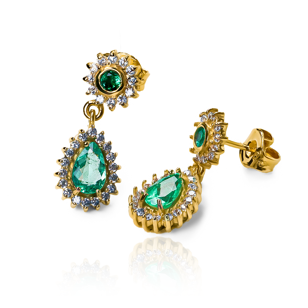 Los Aretes Emerald Drop (Pieza Única) son una muestra de la elegancia y exclusividad de la Joyería Caracas. Hechos de oro 18K, su diseño único y sofisticado se inspira en la belleza y el lujo de la piedra preciosa del esmeralda. Con garantía para toda la vida, estos aretes son una inversión en calidad y estilo.