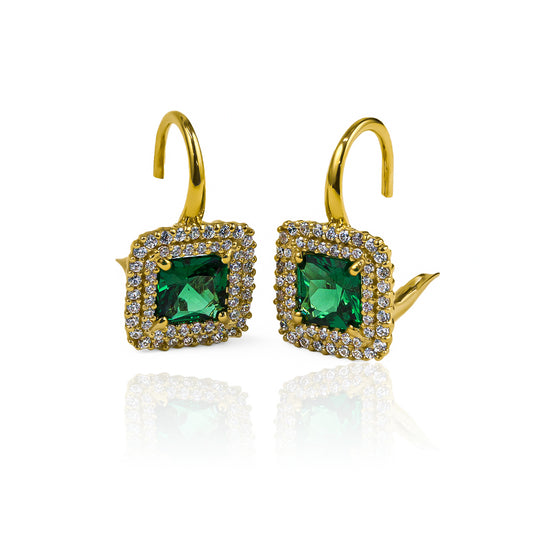 Descubre la elegancia y exclusividad de nuestros aretes Green lady square, elaborados con oro de 18K por Joyería Caracas. Con garantía de por vida, estos aretes son la elección perfecta para la mujer sofisticada y exigente que busca calidad y estilo en sus accesorios.