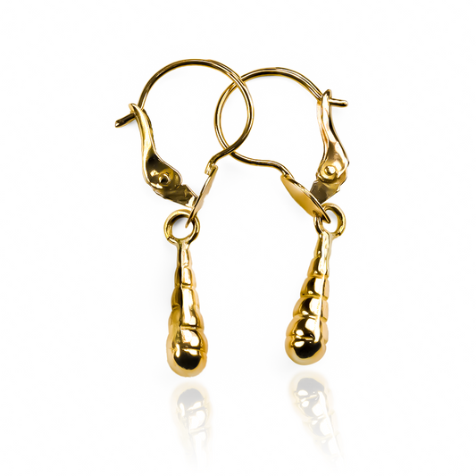 Descubre la elegancia atemporal con nuestros Aretes Lágrima acanalada J en Oro 18K. Hechos por Joyería Caracas con garantía para toda la vida, estos aretes son una obra de arte que podrás disfrutar siempre.