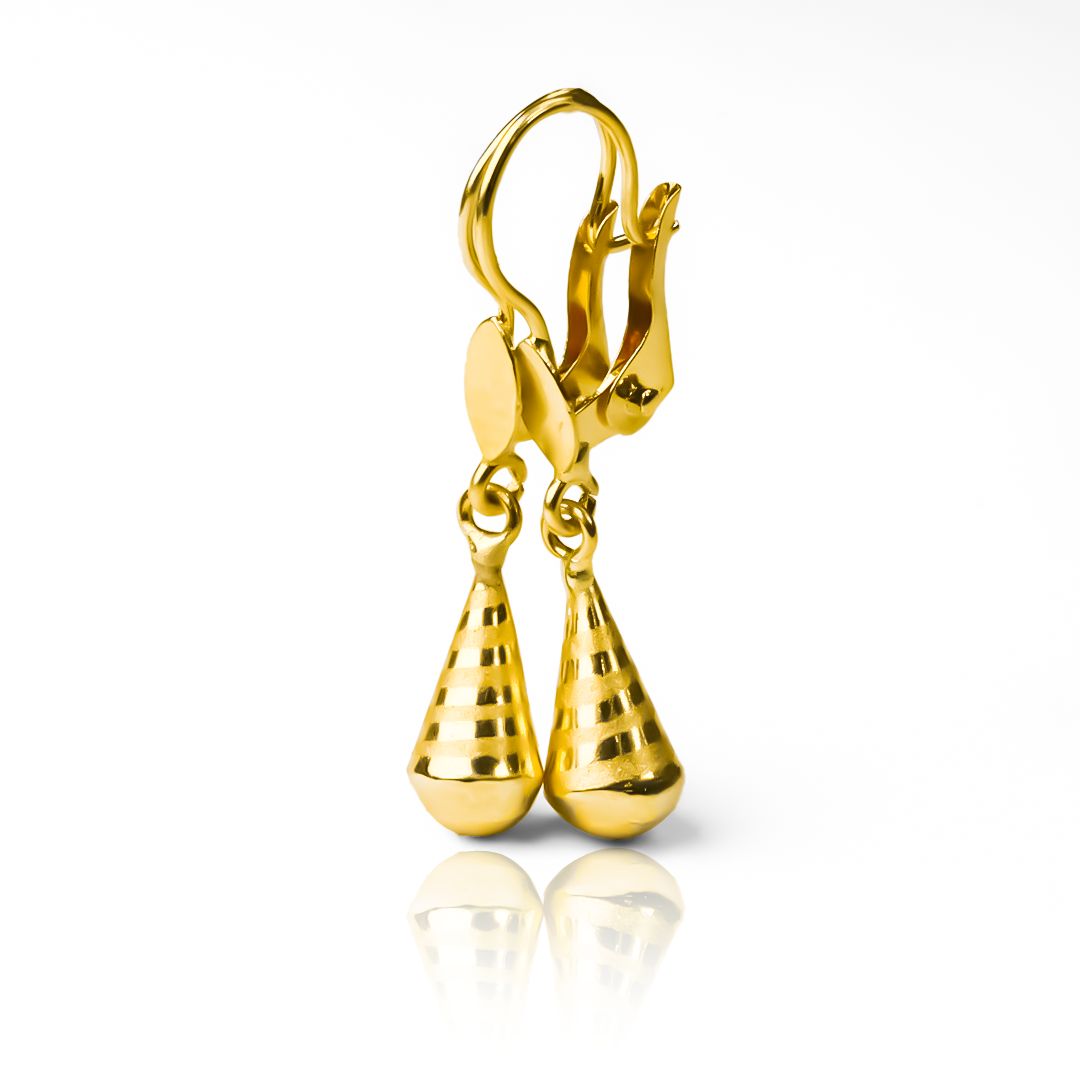 Estos hermosos Aretes Lágrima mini KA están diseñados en Oro 18K y llevan el sello de calidad de Joyería Caracas. Con una garantía para toda la vida, son la perfecta elección para realzar cualquier estilo con elegancia y sofisticación. Una inversión en calidad y estilo que te acompañará siempre.