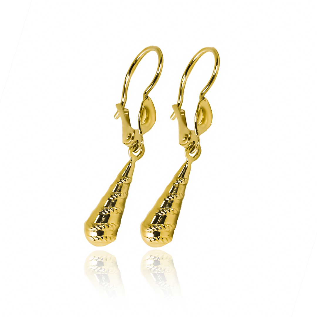 Descubre la belleza atemporal de los Aretes Lagrima Twist. Hechos de Oro 18K de la exclusiva Joyería Caracas, estos aretes son una obra maestra de sofisticación y elegancia. Con una garantía de por vida, son una adición perfecta a tu colección de joyas. Disfruta de la belleza y calidad duradera de estos aretes únicos.