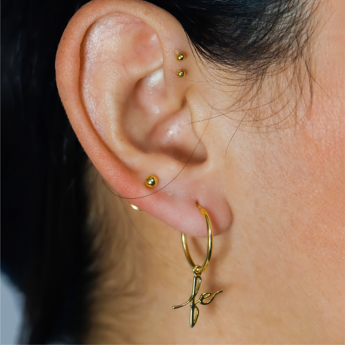 Descubra la elegancia adecuada con los Aretes Sin fin L + Fe - wJC. Esta obra maestra en oro 18k de Joyería Caracas ofrece un estilo atemporal y una garantía para toda la vida. Empodere su imagen con estos aretes y déjese llevar por su belleza infinita y exclusiva.