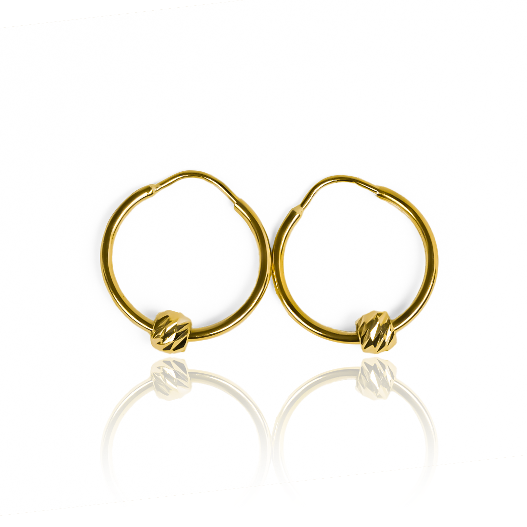 Estos aretes L + esfera de oro 18K de Joyería Caracas son un complemento esencial para la mujer sofisticada. Con su diseño sin fin, simbolizan la eternidad y la perfección. Con garantía para toda la vida, son una inversión en elegancia y calidad duradera.