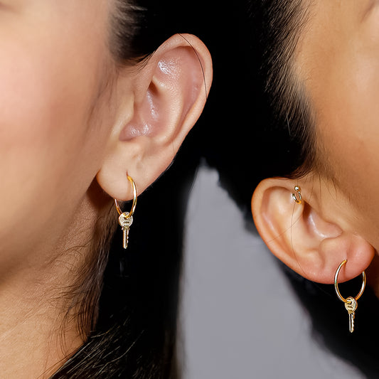 Estos hermosos aretes sin fin con llaves, elaborados en oro 18K por Joyería Caracas, son la combinación perfecta de elegancia y estilo. Con una garantía de por vida, aseguran que serán una adición duradera a su colección de joyas. Un toque lujoso para cualquier atuendo.