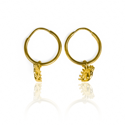 Estos elegantes aretes presentan un diseño Sin fin M con un Ojo turco en Oro 18K de alta calidad. Fabricados por Joyería Caracas, son una adición lujosa y exclusiva a tu colección. Además, cuentan con una garantía para toda la vida, asegurando su durabilidad.