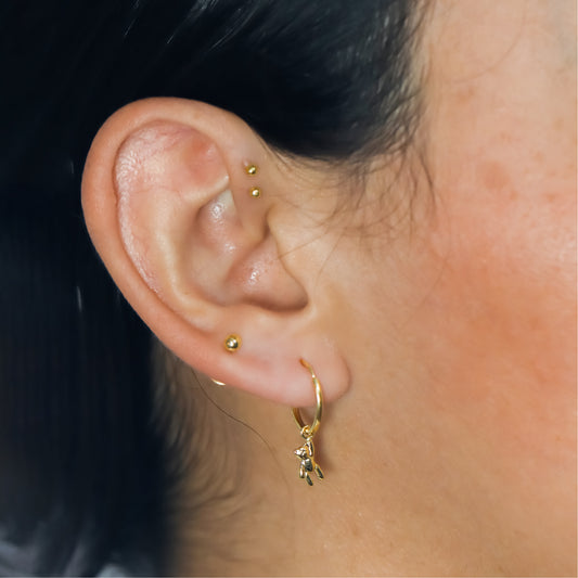 Los Aretes Sin fin M +Teddy - wJC son un símbolo de elegancia y sofisticación. Hechos en oro 18K por Joyería Caracas, estos aretes son una pieza única que agregarán un toque de lujo a cualquier atuendo. Con garantía para toda la vida, puedes estar seguro de que estarás disfrutando de estos hermosos aretes por mucho tiempo.