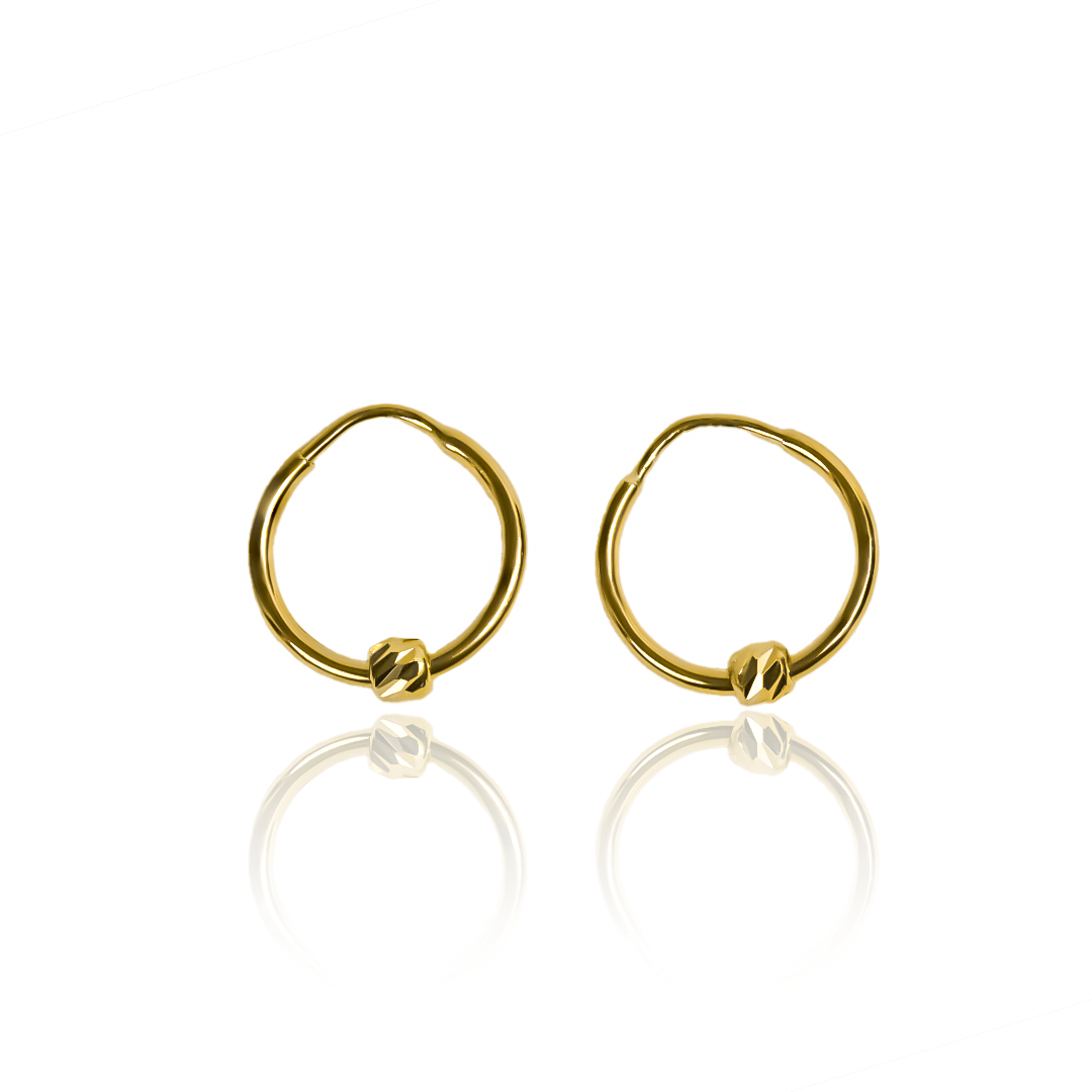 Los Aretes Sin fin M + esfera - wJC son una joya de alta calidad que combinan el lujo del oro 18K con el estilo exclusivo de la Joyería Caracas. Con su diseño elegante y garantía de por vida, estos aretes son una inversión atemporal que realzará cualquier atuendo con un toque de sofisticación.