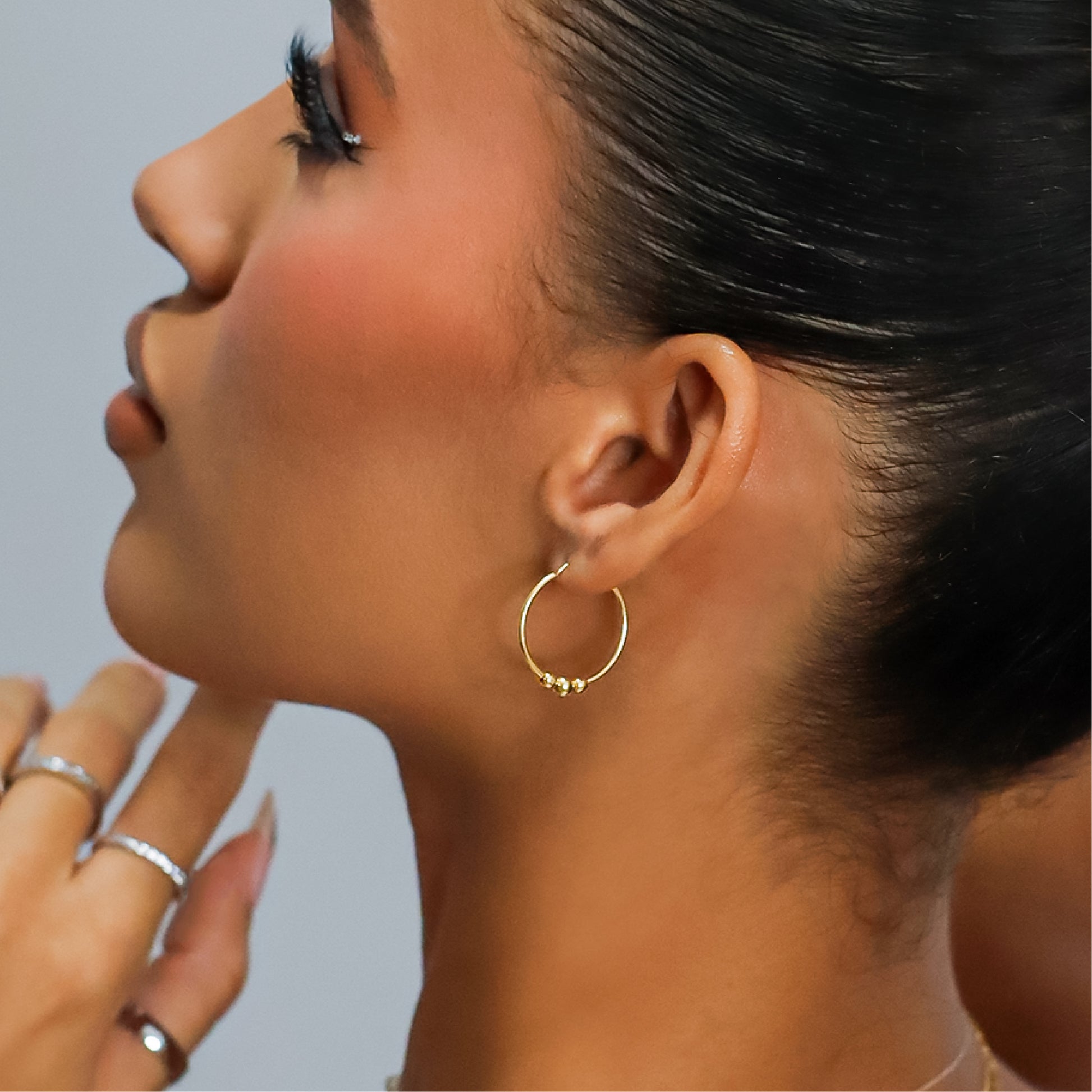 Eleva tu estilo con los aretes Sin fin XL + esferas - wJC. Confeccionados en oro 18K por Joyería Caracas, estos aretes son la perfecta expresión de elegancia y sofisticación. Con garantía para toda la vida, son una inversión que durará por siempre.