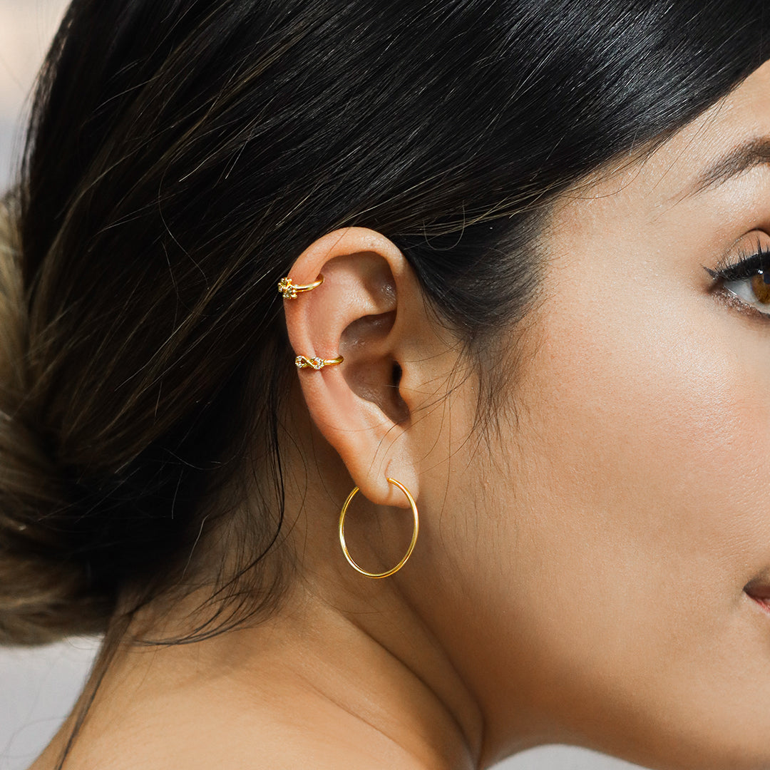 Descubre la elegancia de nuestros Aretes Sin fin XL - wJC. Hechos de oro 18K con un diseño exclusivo de Joyería Caracas. Disfruta de la garantía de por vida y lleva contigo el lujo eterno.