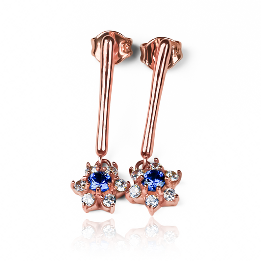 Exquisitos aretes Stick Flower en Oro 18K de la exclusiva marca Joyería Caracas. Con garantía para toda la vida, estos aretes son más que una pieza de joyería, son una obra de arte que elevará cualquier atuendo a un nivel de elegancia sin igual.