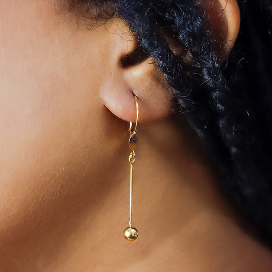 Aretes Sticks and balls es una exquisita joya de oro de 18k de Joyería Caracas que te asegura elegancia y alta calidad. Con una garantía para toda la vida, estos aretes son una inversión que resalta tu estilo y personalidad. Adorna tus orejas con un toque de lujo y refinamiento.