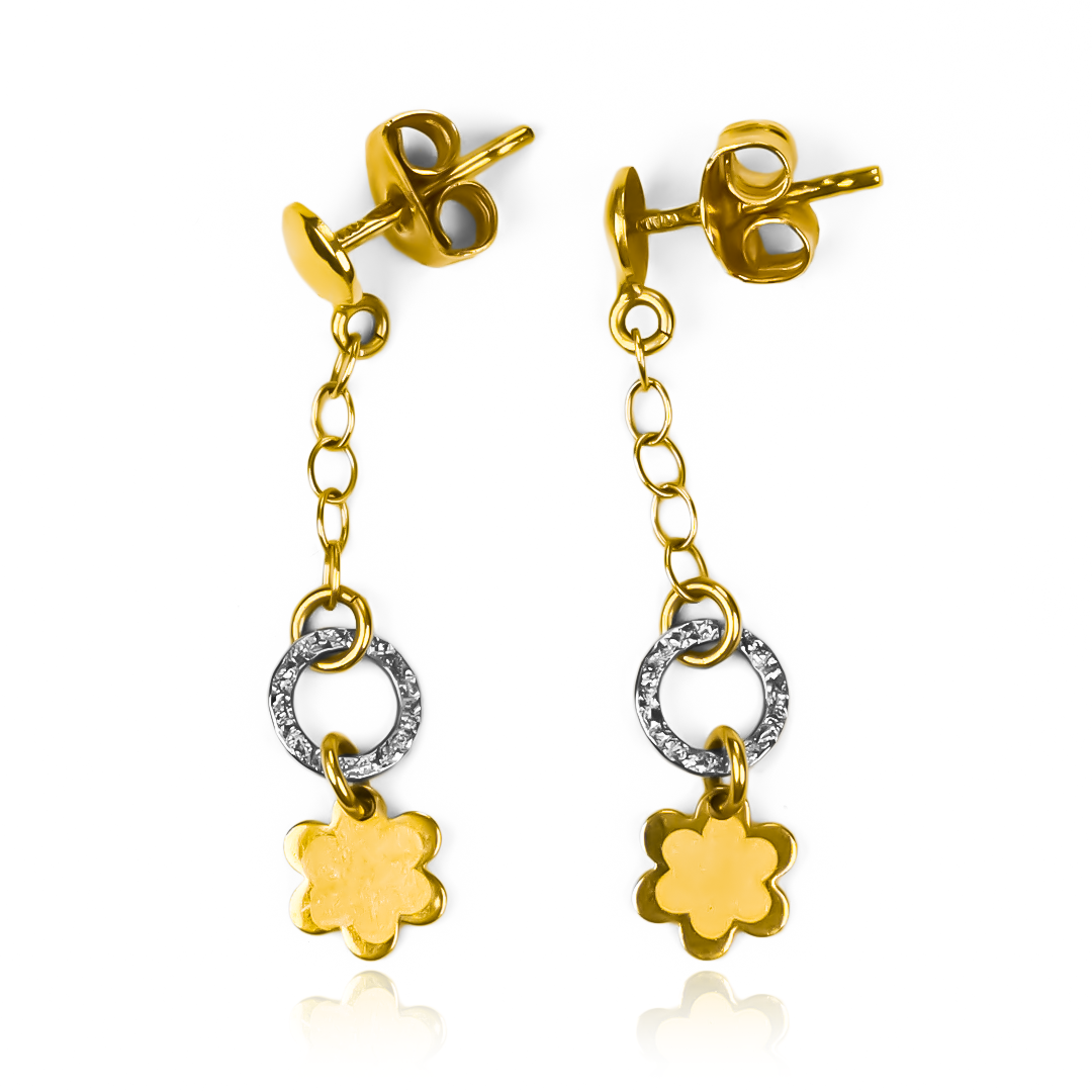 Estos aretes son una combinación perfecta de belleza y calidad. Con un diseño único en forma de aros y flor bicolor, son hechos de oro 18K por la reconocida joyería Caracas. No solo son elegantes, sino que también vienen con garantía de por vida, asegurando su durabilidad y valor duradero.