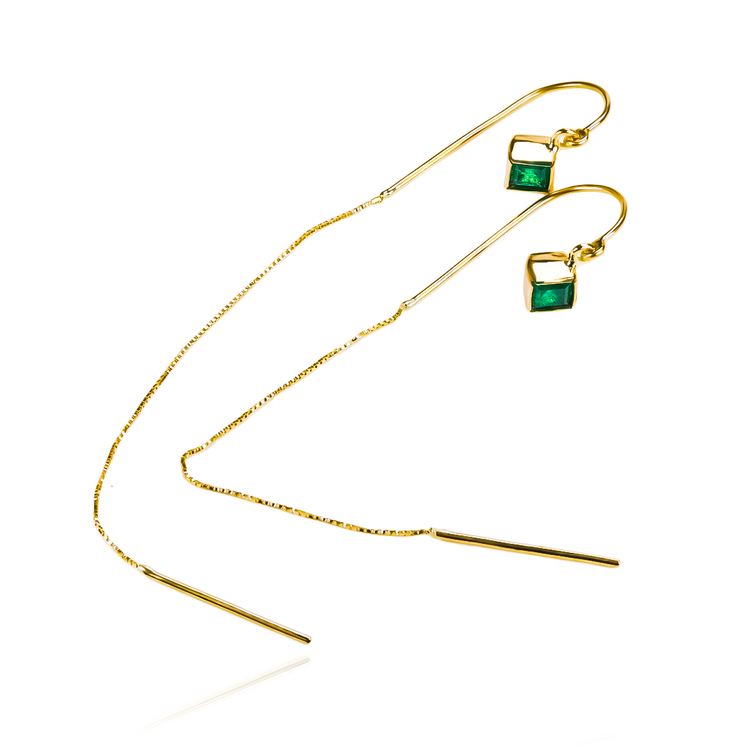 Eleva tu estilo con los Aretes de Aguja Esmeraldas Veneciana JC. Hechos en Oro 18K y con un diseño exclusivo de Joyería Caracas. Con garantía para toda la vida, estos aretes son una inversión en sofisticación y elegancia. Transporta tu look a las calles de Venecia con estas piedras preciosas.