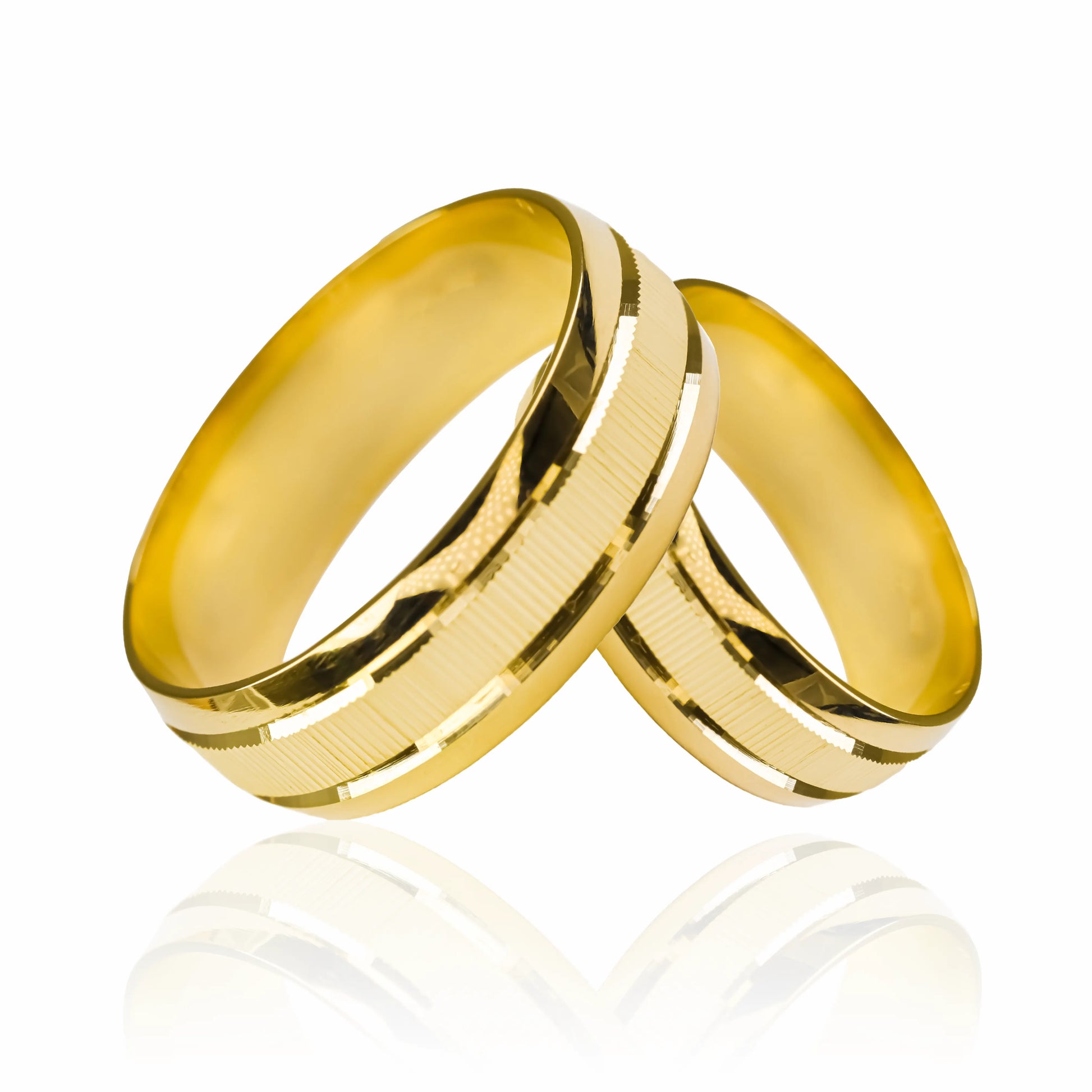 Argollas de matrimonio Striped Love, fabricadas en oro 18k de Joyería Caracas, viene acompañado de un certificado de calidad y garantía de por vida.