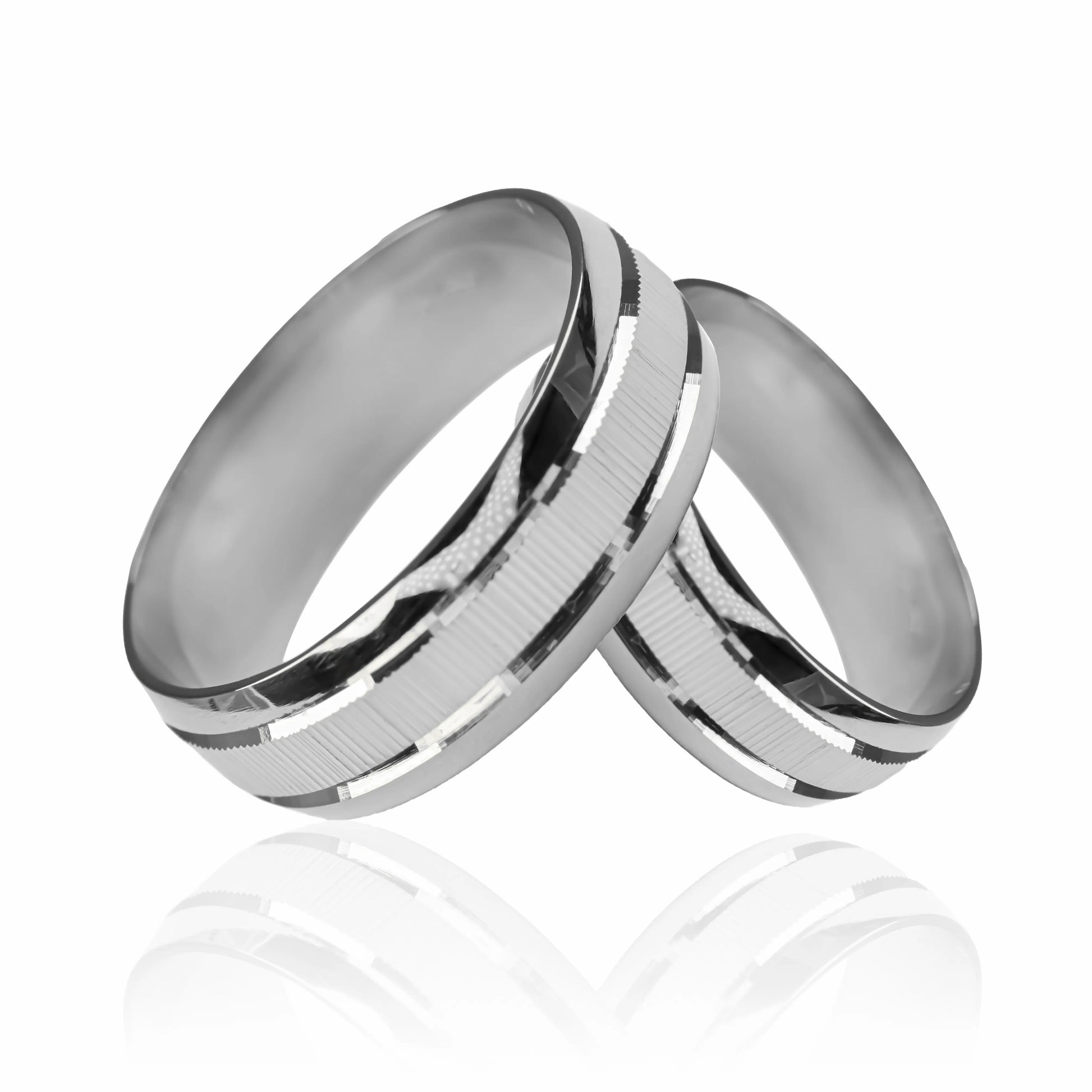 Argollas de matrimonio Striped Love, fabricadas en oro 18k de Joyería Caracas, viene acompañado de un certificado de calidad y garantía de por vida.