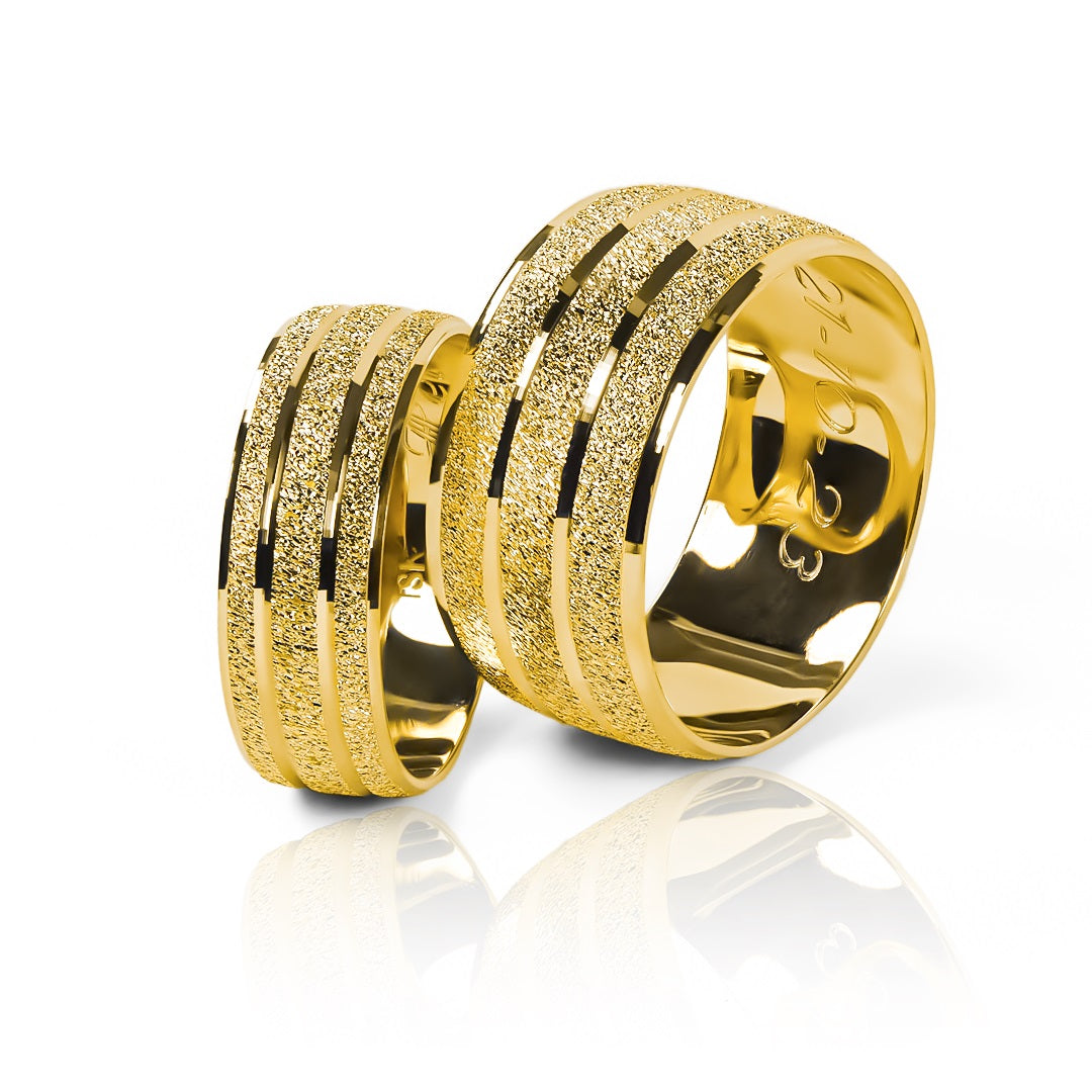 anillos de boda de tres rayas en oro de 18k! En Joyería Caracas, nos enorgullecemos de ofrecer productos de la más alta calidad, por lo que nuestros anillos vienen con un certificado que garantiza su pureza y durabilidad.
