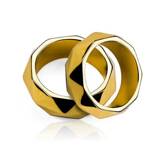 Nuestras Argollas de matrimonio tridente son la elección ideal. Fabricadas por Joyería Caracas, estas hermosas argollas están fabricadas en oro 18k con certificado de calidad y garantía para toda la vida.