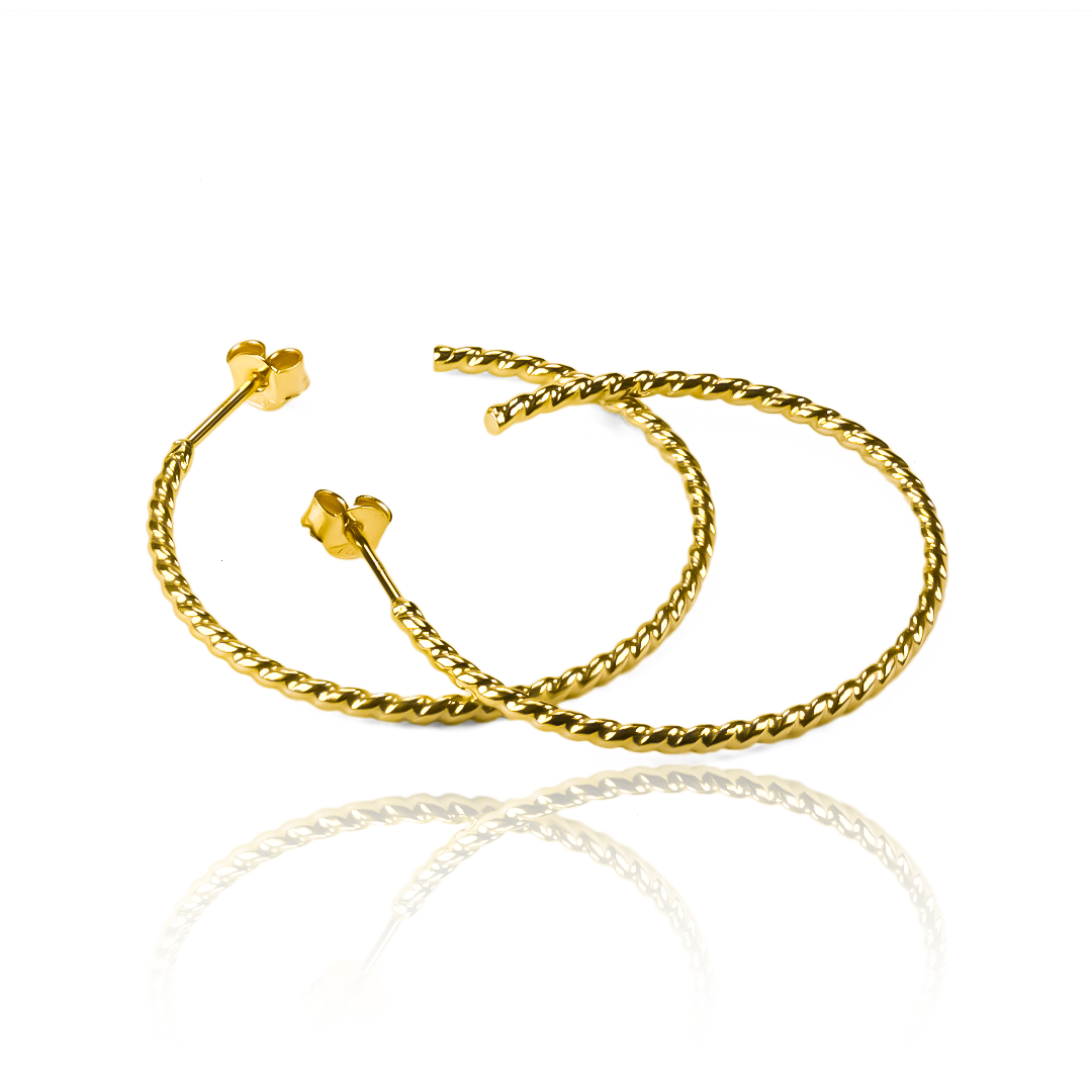 Descubre la elegancia y exclusividad de la candonga topo entorchada L I. Fabricada en Oro 18K por los expertos de Joyería Caracas, esta pieza tiene una garantía para toda la vida, asegurando su calidad y durabilidad. Hazte con esta joya y añade un toque de sofisticación a tu colección.