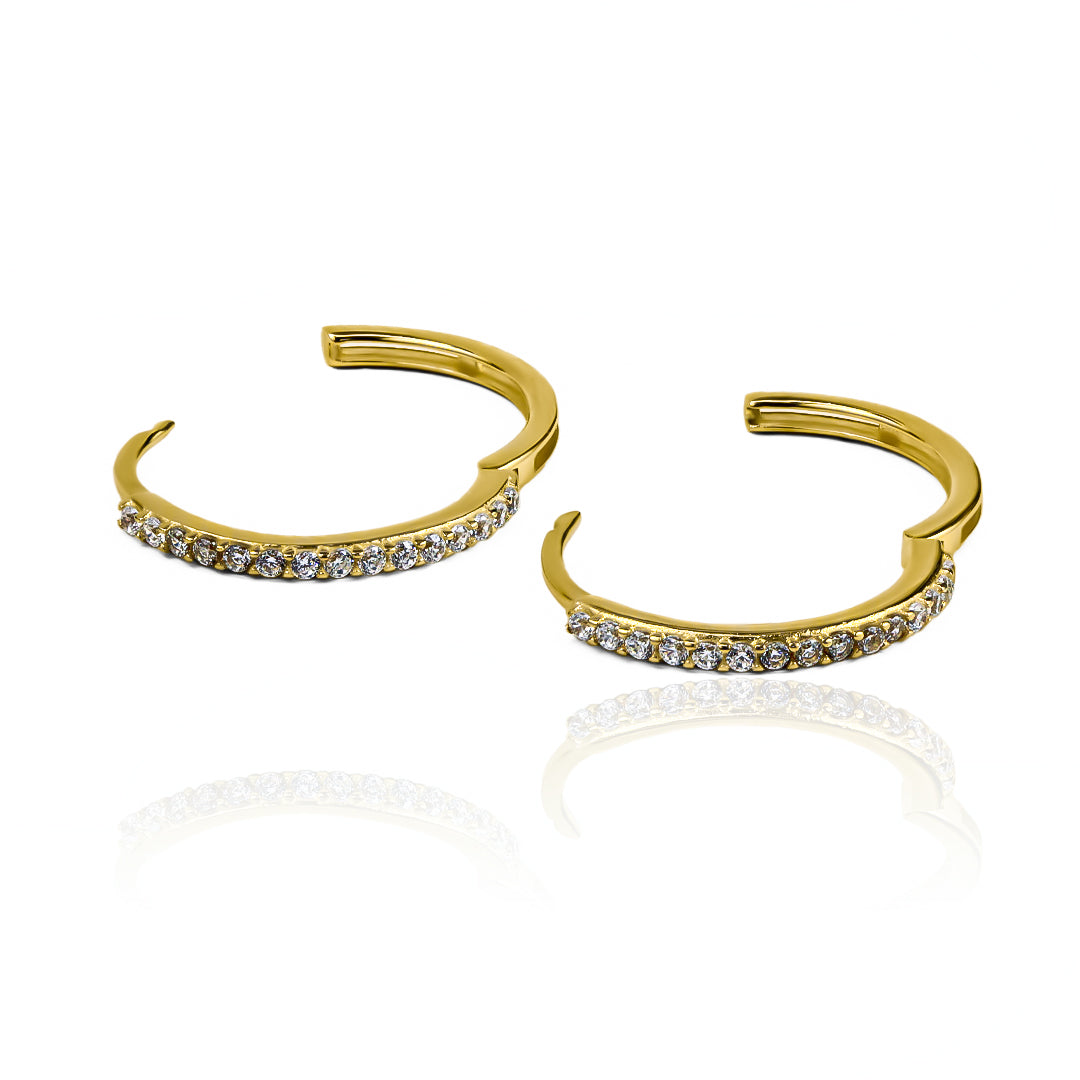 Con Candongas Huggies Cristal circular M, de oro de 18K por Joyería Caracas, brilla con elegancia. Garantía para toda la vida asegura su calidad excepcional. ¡Eleve su estilo con este accesorio exclusivo!