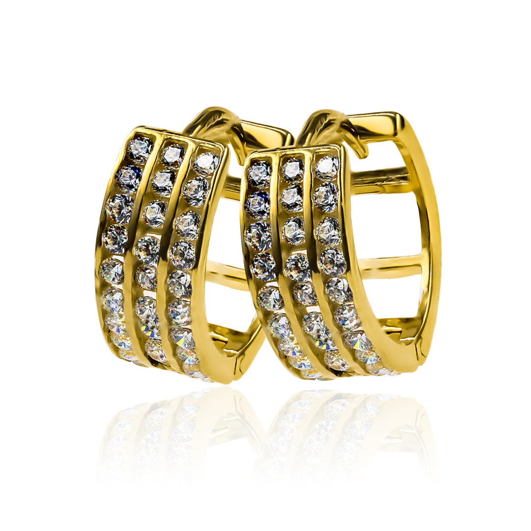 Descubre la elegancia y estilo de las Candongas Huggies triple, adornadas con oro de 18K. Hechas por Joyería Caracas y con garantía para toda la vida, estas Candongas son una inversión en lujo y calidad que te acompañarán por siempre. Añade un toque de sofisticación a tu look con estas exclusivas joyas.