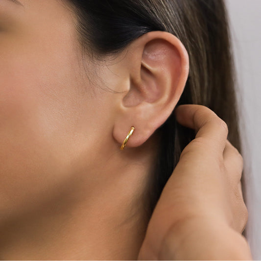 El estilo clásico de Candongas Melcocha, con su elegante diseño en oro de 18K, es perfecto para una mujer sofisticada y exclusiva. Fabricado por Joyería Caracas con una garantía para toda la vida, esta pieza es una joya atemporal que puede ser pasada de generación en generación.