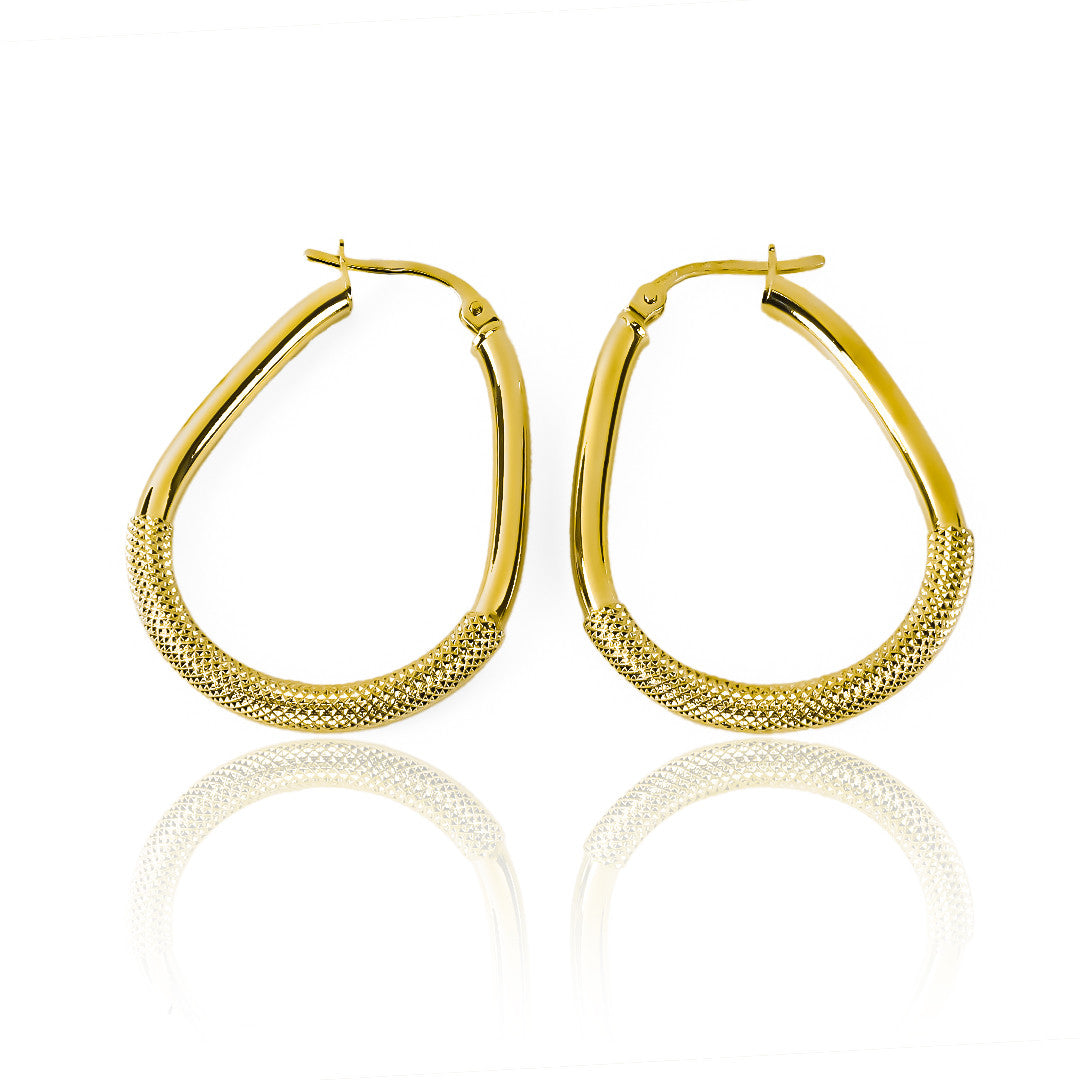 Descubre la elegancia y el lujo con nuestras Candongas oval textura I de Oro 18K de Joyería Caracas. Con garantía de por vida, disfrutarás de su belleza y calidad para siempre. Sumérgete en un mundo de exclusividad y estilo con este precioso accesorio.