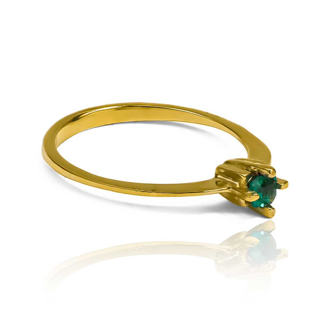  Anillo cuchilla style esmeralda de Joyeria Caracas. Confeccionado en oro 18k, su diseño inspirado y adornado con esmeraldas es una verdadera obra de arte. 