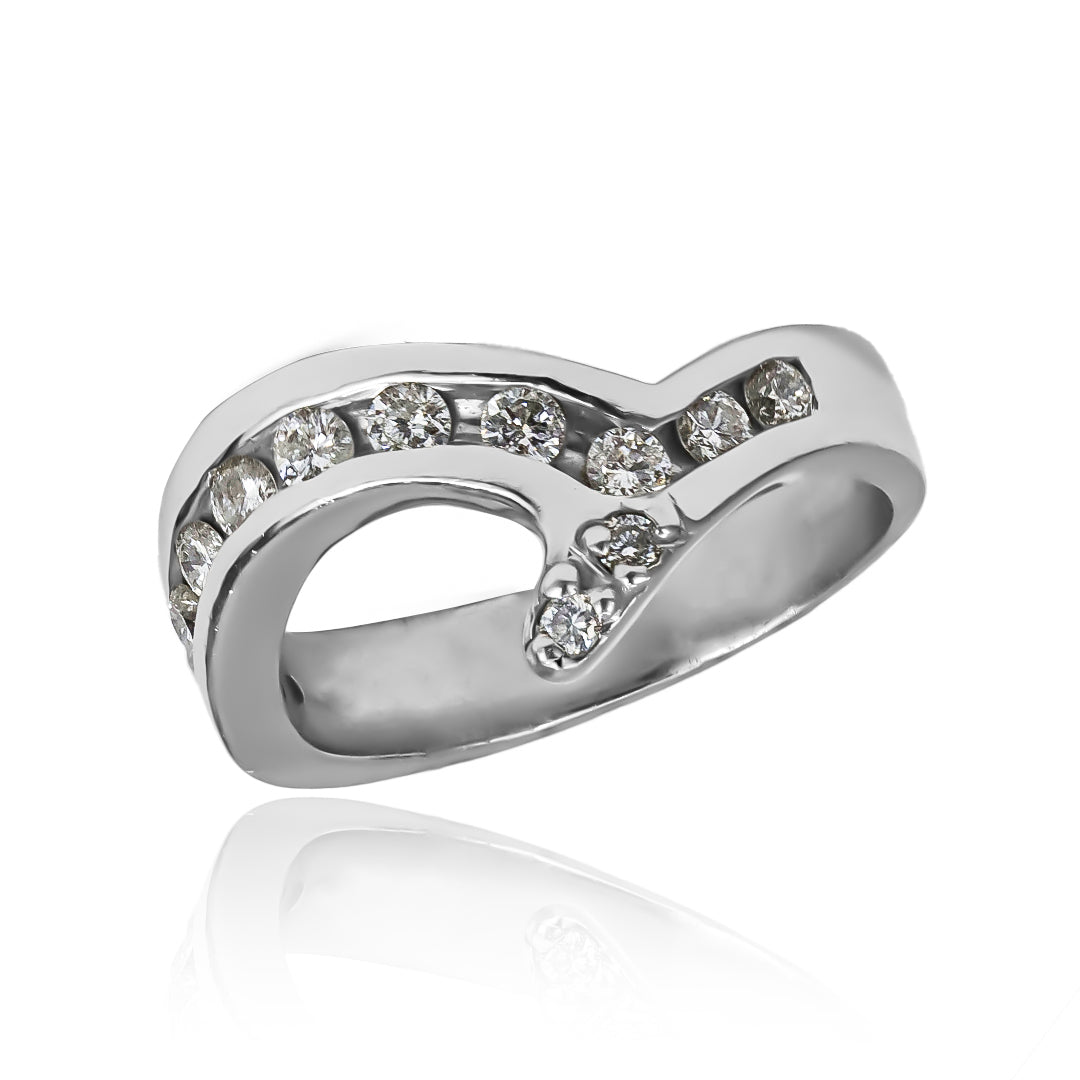  Anillo Diamonds eternal. Hecho con oro de 18 quilates, este hermoso diseño de Joyería Caracas cuenta con un certificado de calidad y garantía de por vida. 