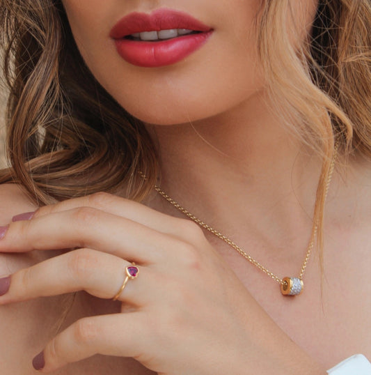 Revela tu elegancia y sofisticación con nuestro Dije Accesorio gargantilla barril BV. Hecho de Oro 18K de la más alta calidad, este accesorio de Joyería Caracas no solo te brindará un estilo exclusivo, sino que también viene con garantía de por vida. Destaca con este tesoro duradero en tu colección.