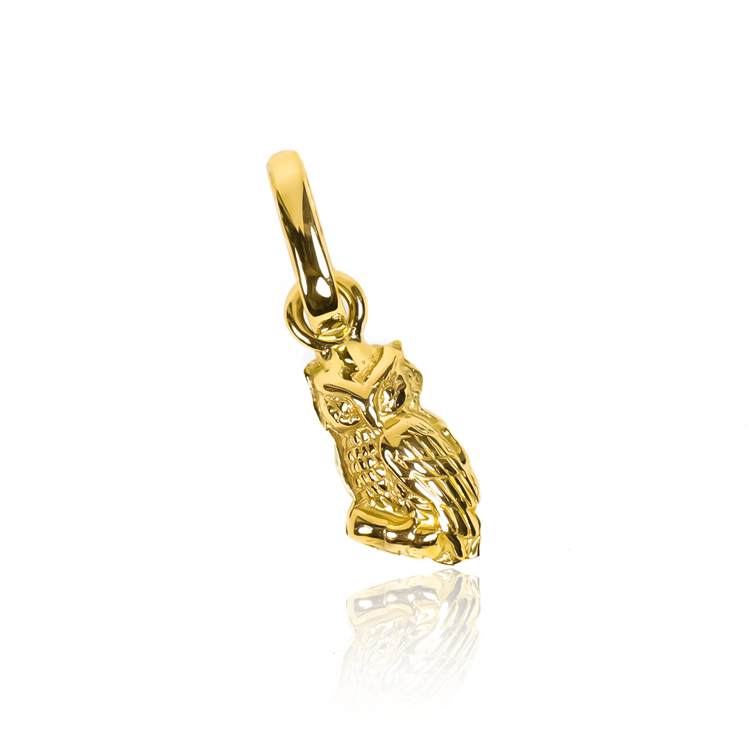 Descubre la elegancia y exclusividad del Dije Búho Mini de Joyería Caracas en Oro 18K. Una pieza única que te acompaña para siempre, con garantía de por vida. Una joya que refleja tu estilo sofisticado y distinguido.