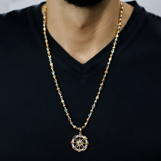 Descubra un mundo de elegante lujo con nuestro Dije Brújula 3 oros - Escualizable. Hecho con oro 18K de Joyería Caracas, esta pieza es garantía para toda la vida. Deje que le guíe hacia un estilo de vida exclusivo y atemporal.