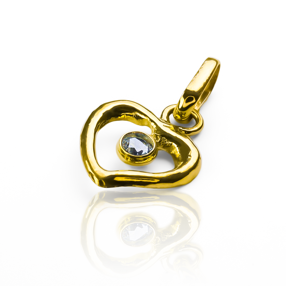 Descubre la belleza eterna con nuestro dije de corazón cristal SS JT, bañado en oro de 18K. Hecho por Joyería Caracas, con garantía de por vida. Una pieza de lujo que refleja amor y elegancia en cada detalle. Haz una declaración de sofisticación con este dije.