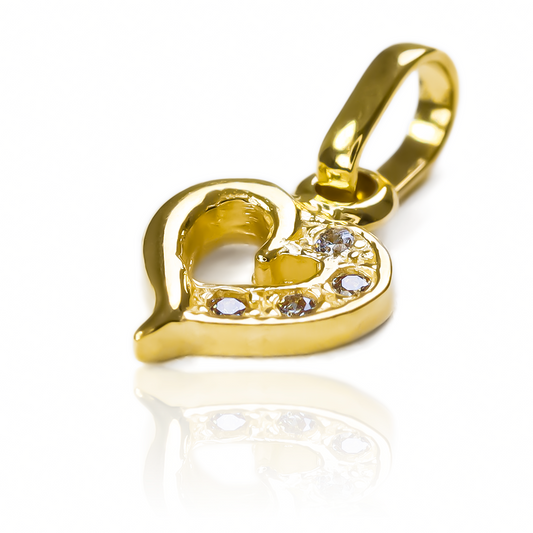 Este dije de corazón con cristal blanco SJT es lo último en joyería de lujo. Hecho con oro de 18K de la prestigiosa Joyería Caracas, este dije no solo es una pieza elegante y exclusiva, sino que también viene con una garantía de por vida. Un regalo perfecto para demostrar tu amor eterno.