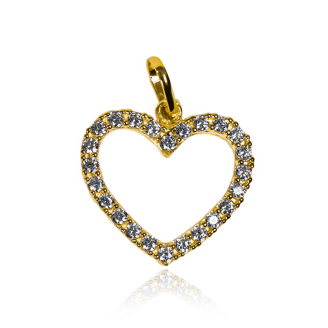 El Dije Corazón con cristales L - JT es una verdadera joya de Oro 18K, confeccionada por Joyería Caracas y respaldada por una garantía de por vida. Siente la elegancia y exclusividad de llevar este corazón en tu cuello, un símbolo de amor y lujo que te acompañará siempre.