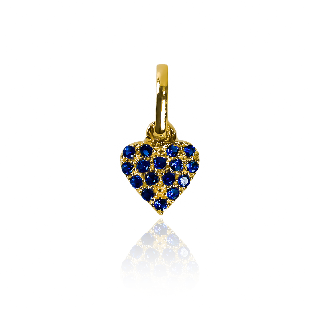 Añade un toque de elegancia y sofisticación a tus outfits con nuestro dije Corazón cristales blue S JT. Hecho de oro 18K y con cristales azules, esta joyería de la reconocida marca Joyería Caracas te ofrece una garantía de por vida. Haz una inversión en lujo y estilo duradero.