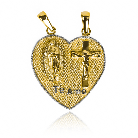 Expresa tu amor eterno con el Dije Corazón dúo - Te Amo, hecho de Oro 18K y diseñado por Joyería Caracas, con garantía para toda la vida. Un símbolo lujoso y exclusivo del amor inquebrantable.