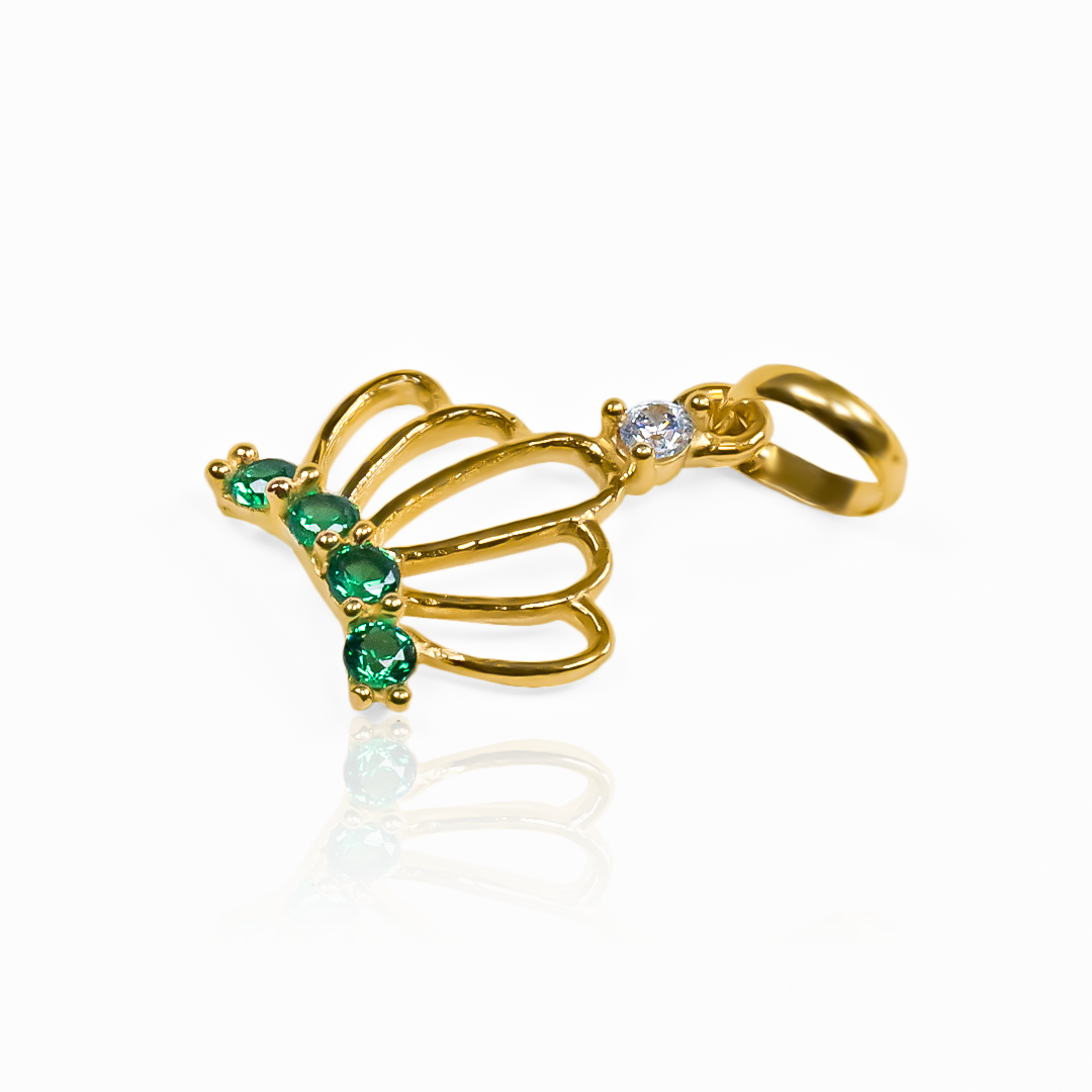 Descubre la elegancia de nuestro Dije Corona calada L green JT. Hecho con Oro 18K de Joyería Caracas, este accesorio es una verdadera pieza de arte. Con garantía para toda la vida, podrás lucirlo con confianza y estilo en cualquier ocasión. Un toque de lujo exclusivo para ti.