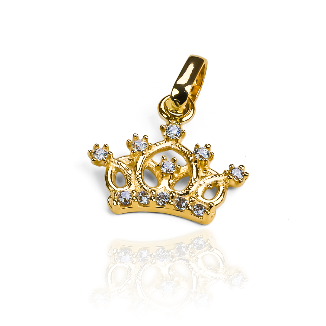 Completa tu estilo con elegancia con el Dije Corona inglesa JT. Hecho de oro 18K y con la garantía de Joyería Caracas para toda la vida. Una joya de lujo que te acompaña en cada momento.