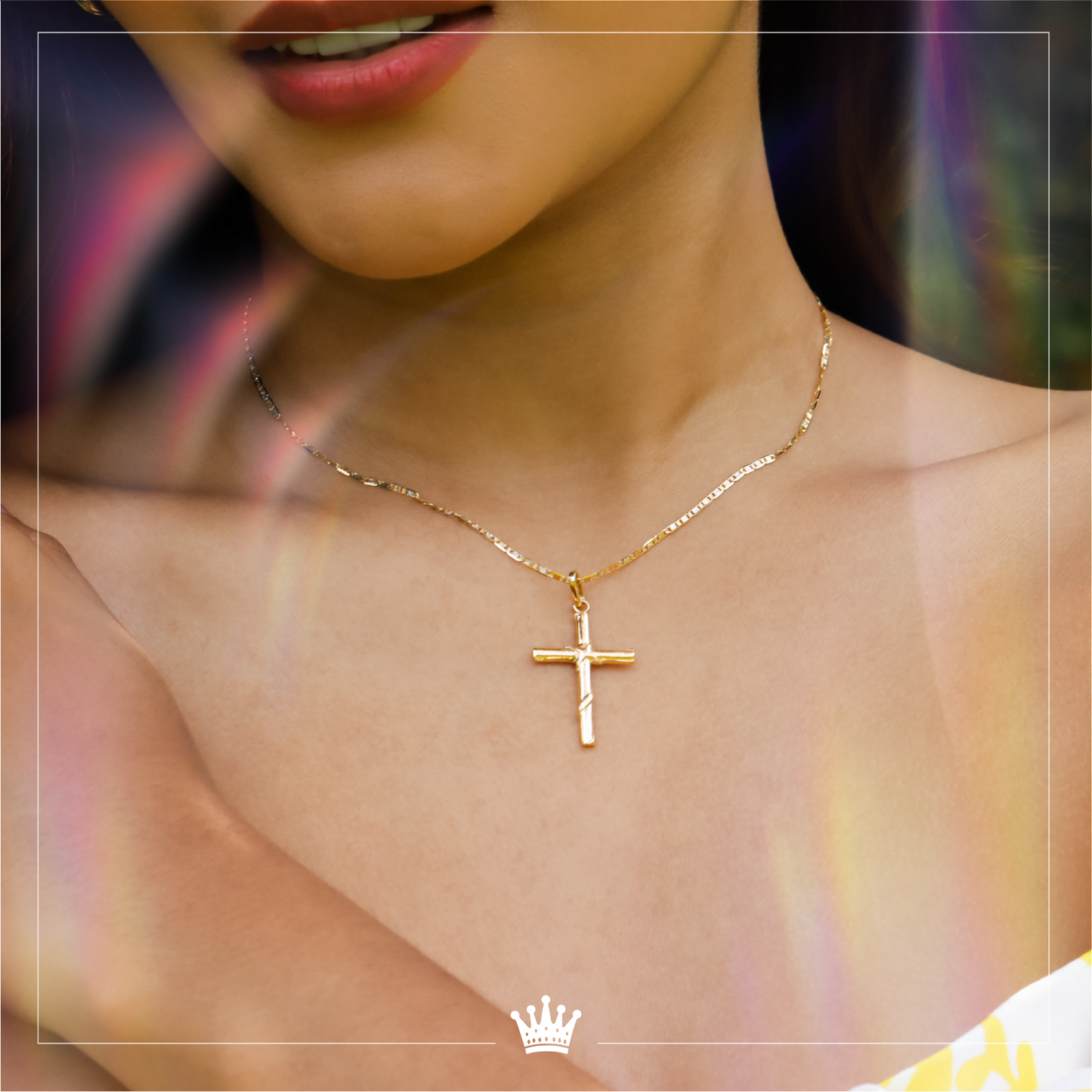 Completa tu look con nuestro Dije Cruz entorchada X J, hecho en oro 18K por Joyería Caracas. Con garantía de por vida, es la pieza perfecta para agregar un toque de lujo y elegancia a cualquier outfit.