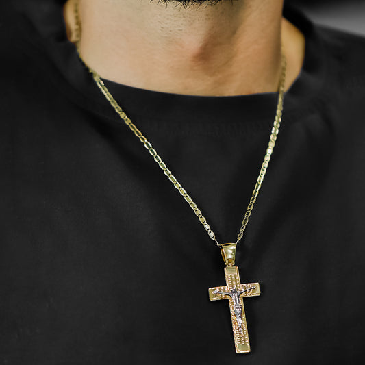 Cuello de hombre con cadena y dije en forma de cruz con cristo en oro amarillo y blanco de 18 quilates, hecho en Joyería Caracas. 