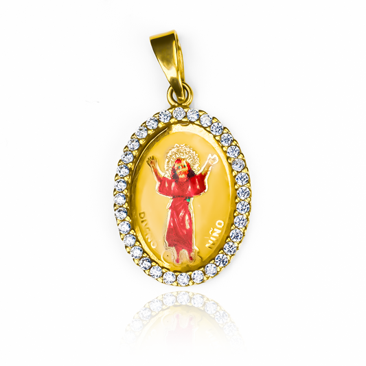 Lleva contigo la protección y el estilo con el Dije Divino niño RED cristal I. Confeccionado en oro 18K por Joyería Caracas, este dije es una pieza exclusiva y duradera. Con garantía de por vida, es el complemento perfecto para tu elegancia y seguridad.