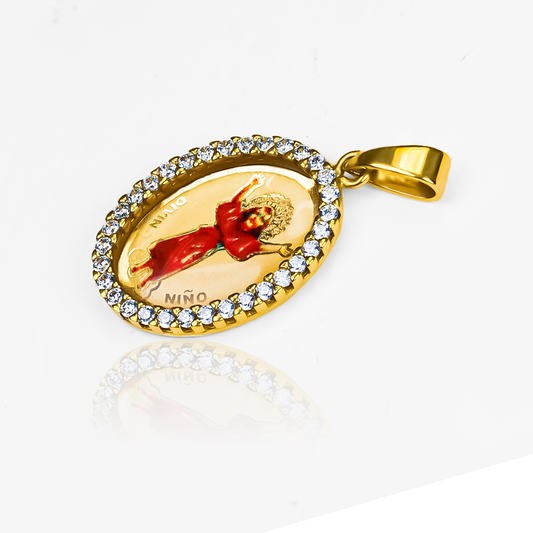 Lleva contigo la protección y el estilo con el Dije Divino niño RED cristal I. Confeccionado en oro 18K por Joyería Caracas, este dije es una pieza exclusiva y duradera. Con garantía de por vida, es el complemento perfecto para tu elegancia y seguridad.