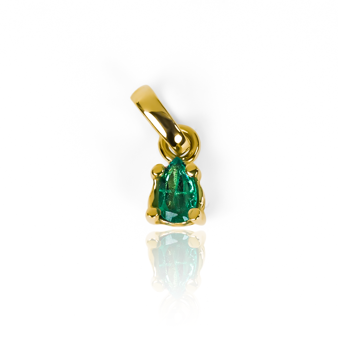 Esta pieza única de Dije Emerald Drop en oro 18K de Joyería Caracas es una verdadera joya que deslumbrará en cualquier ocasión. Con su diseño exclusivo y la garantía para toda la vida, este dije es una inversión en elegancia y estilo que durará para siempre.